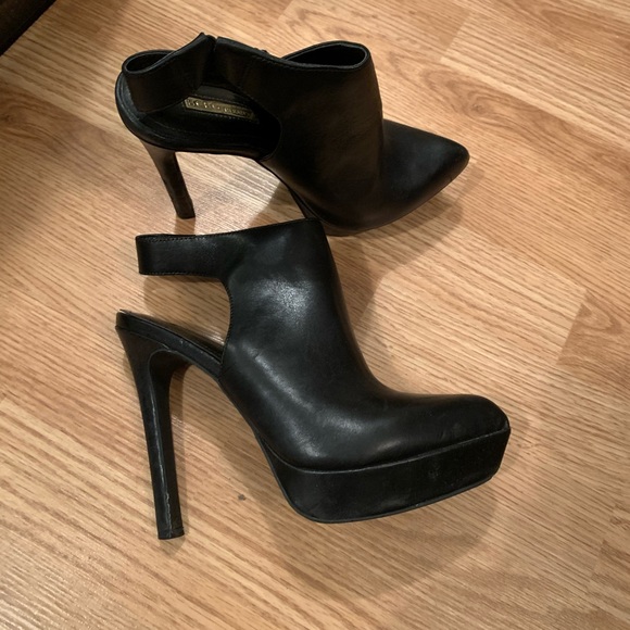 BCBG black leather heels - Picture 3 of 3